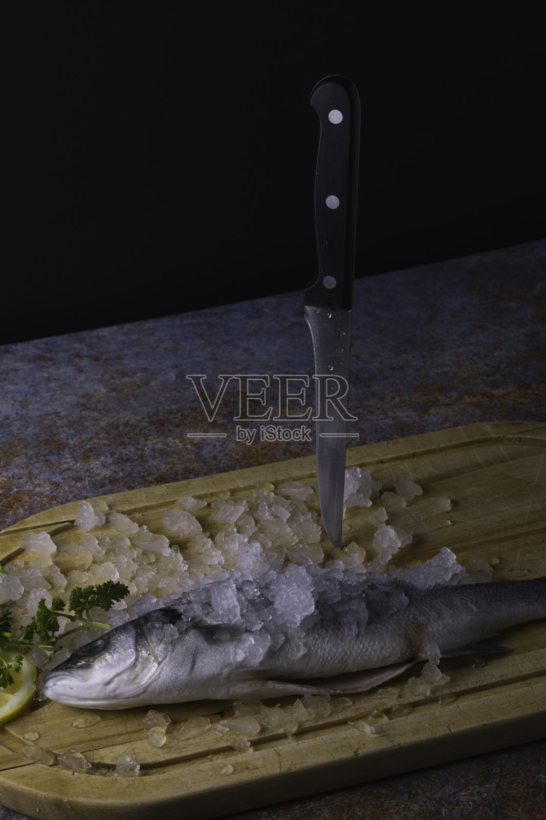 生的鲈鱼照片摄影图片