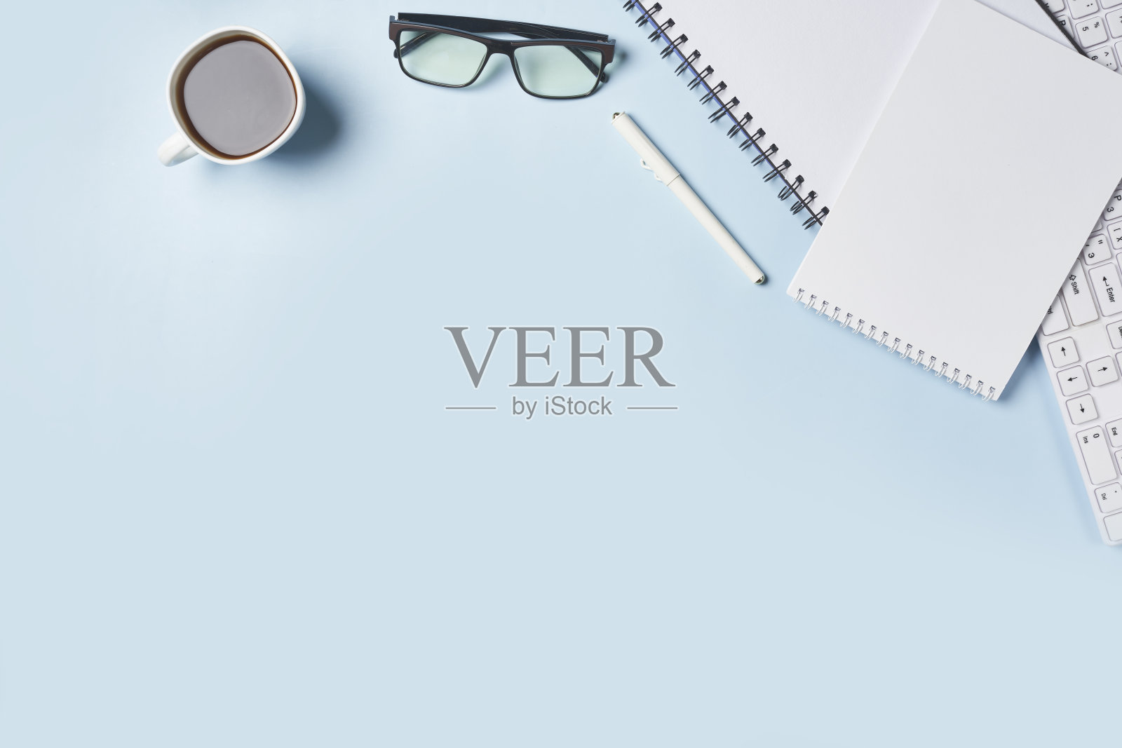 明亮的办公室里工作照片摄影图片