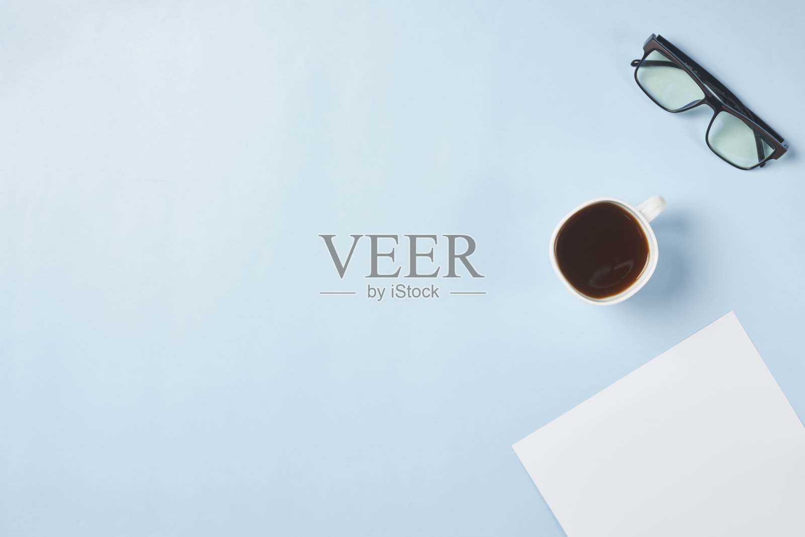 明亮的办公室里工作照片摄影图片