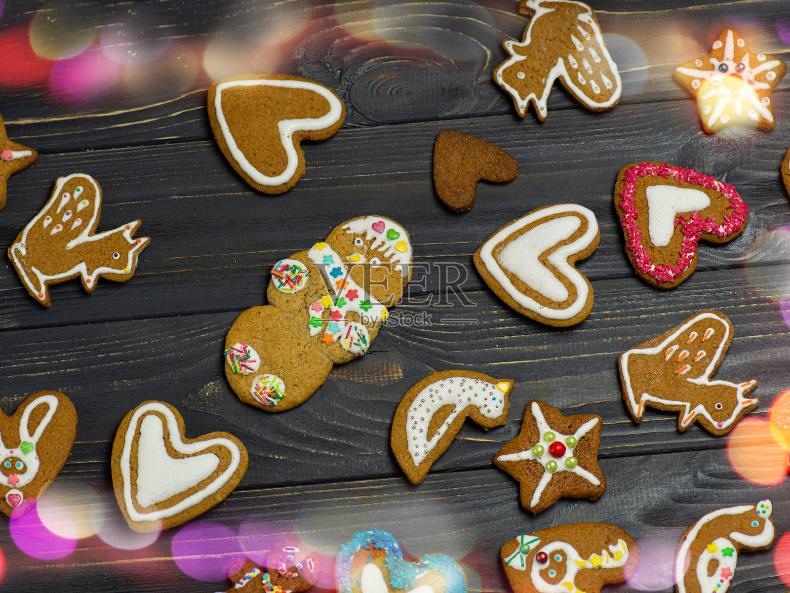 木桌上自制圣诞甜姜饼照片摄影图片