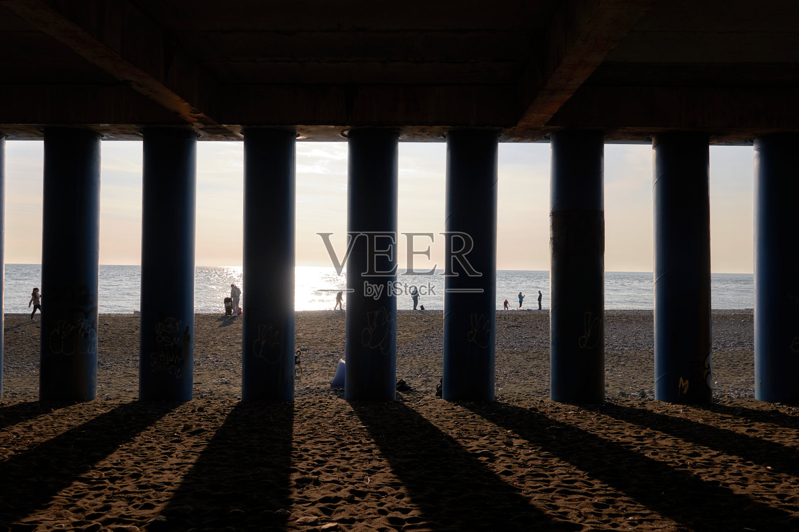 海上码头的气氛。设计码头。阿德勒码头。索契,俄罗斯。照片摄影图片