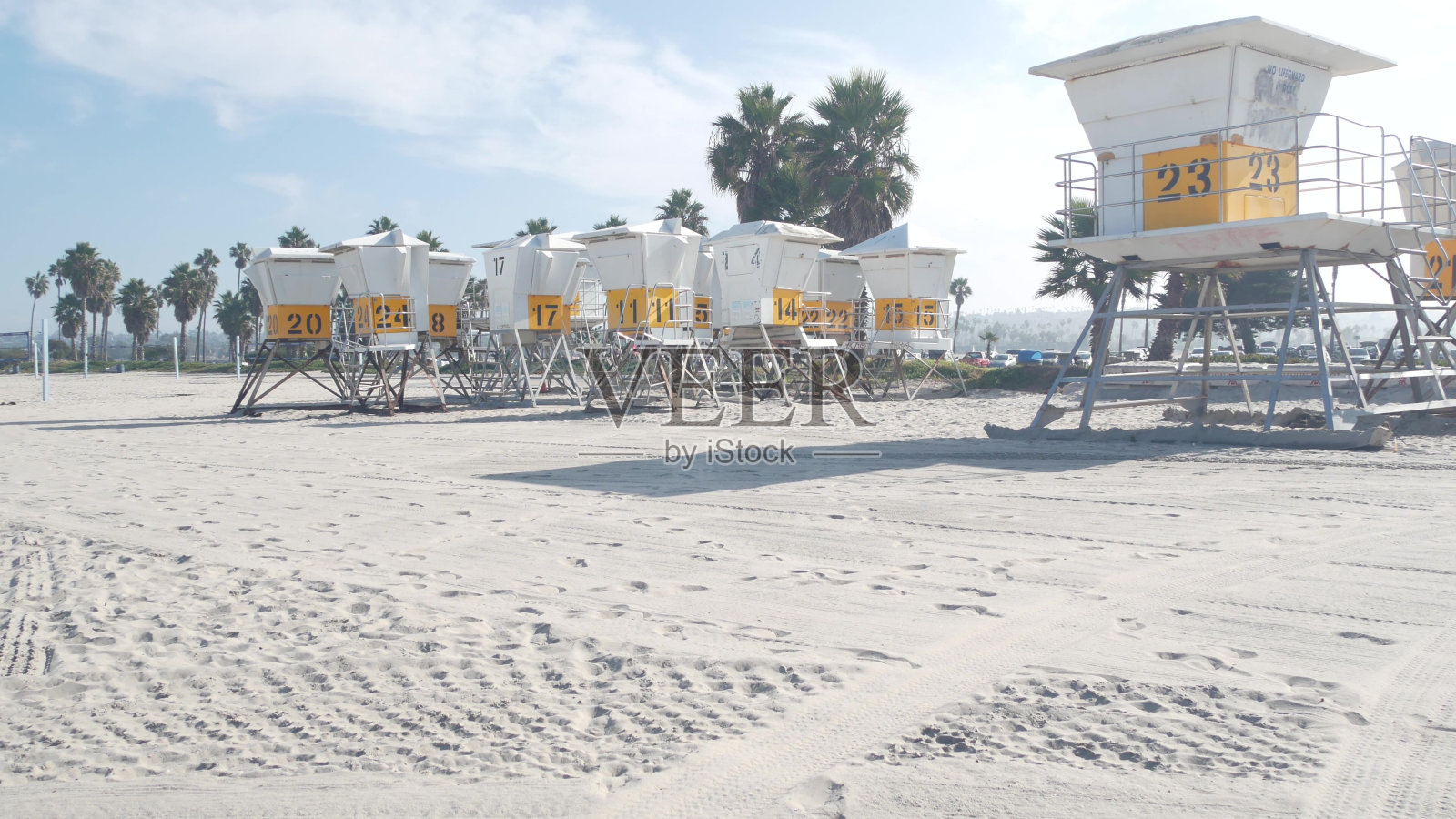 救生员站和棕榈树,救生员塔冲浪在加利福尼亚海滩。照片摄影图片