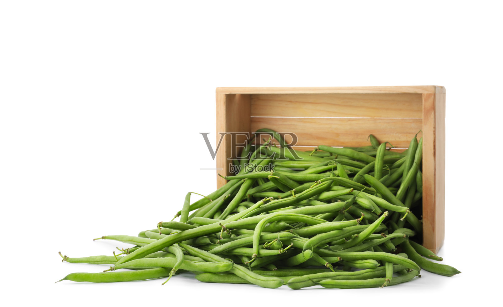 新鲜的青豆和白色背景的木箱照片摄影图片