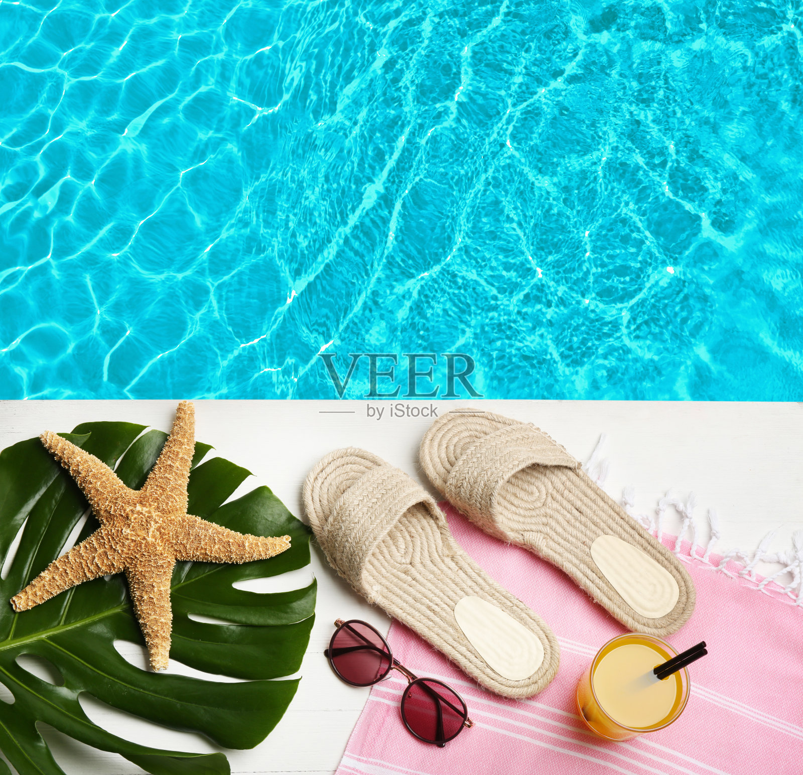 海滩配件在白色木制甲板附近的游泳池,平躺照片摄影图片