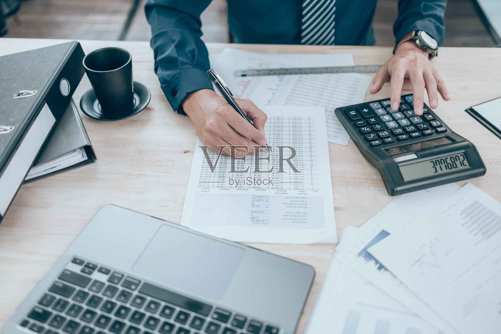 会计的书写,检查和处理公司的数据,文件,报告和计算器在办公室计算。会计业务的概念。照片摄影图片