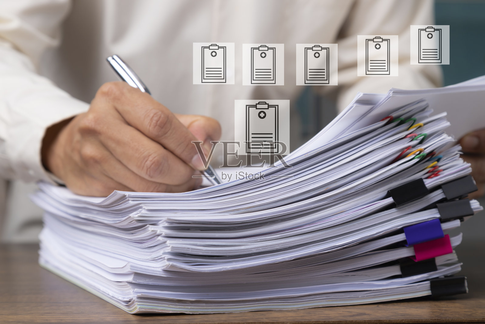 成堆的业务和医疗文件。照片摄影图片