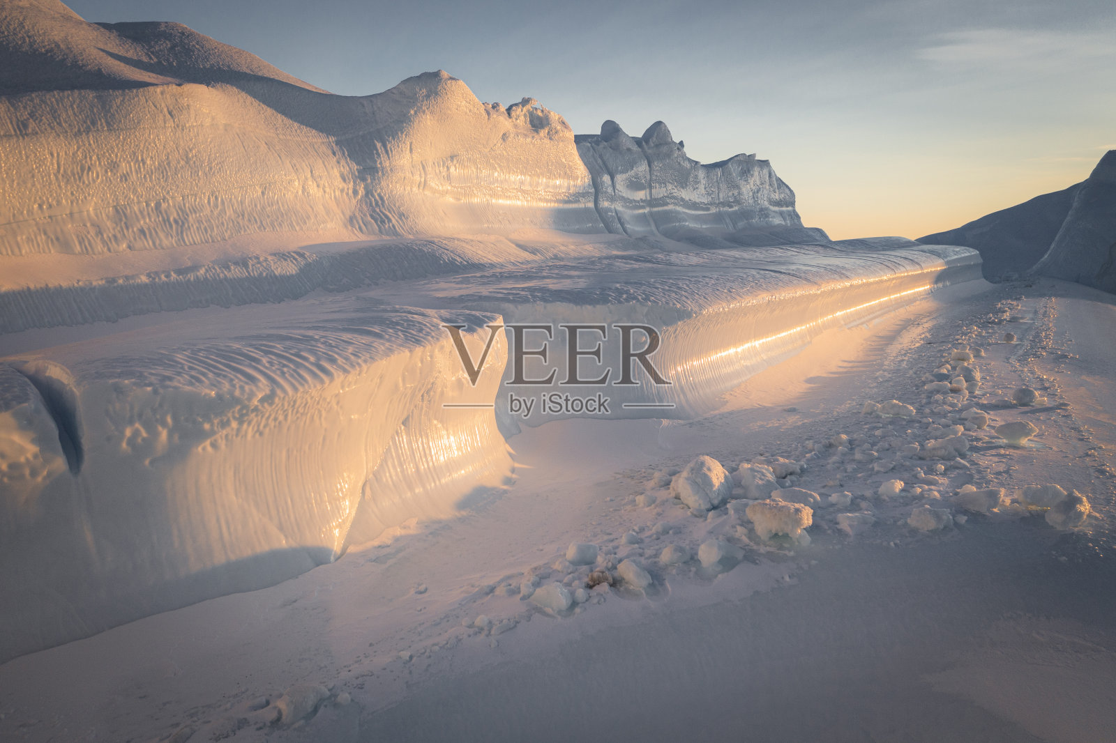 从空中看,巨大的冰山漂浮在海面上照片摄影图片