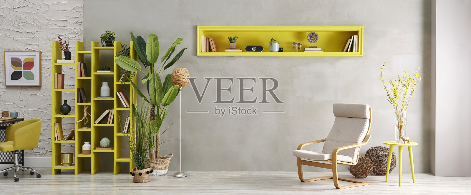 现代家居室内在家庭办公室和木制桌子笔记本电脑书架书架和混凝土墙照片摄影图片