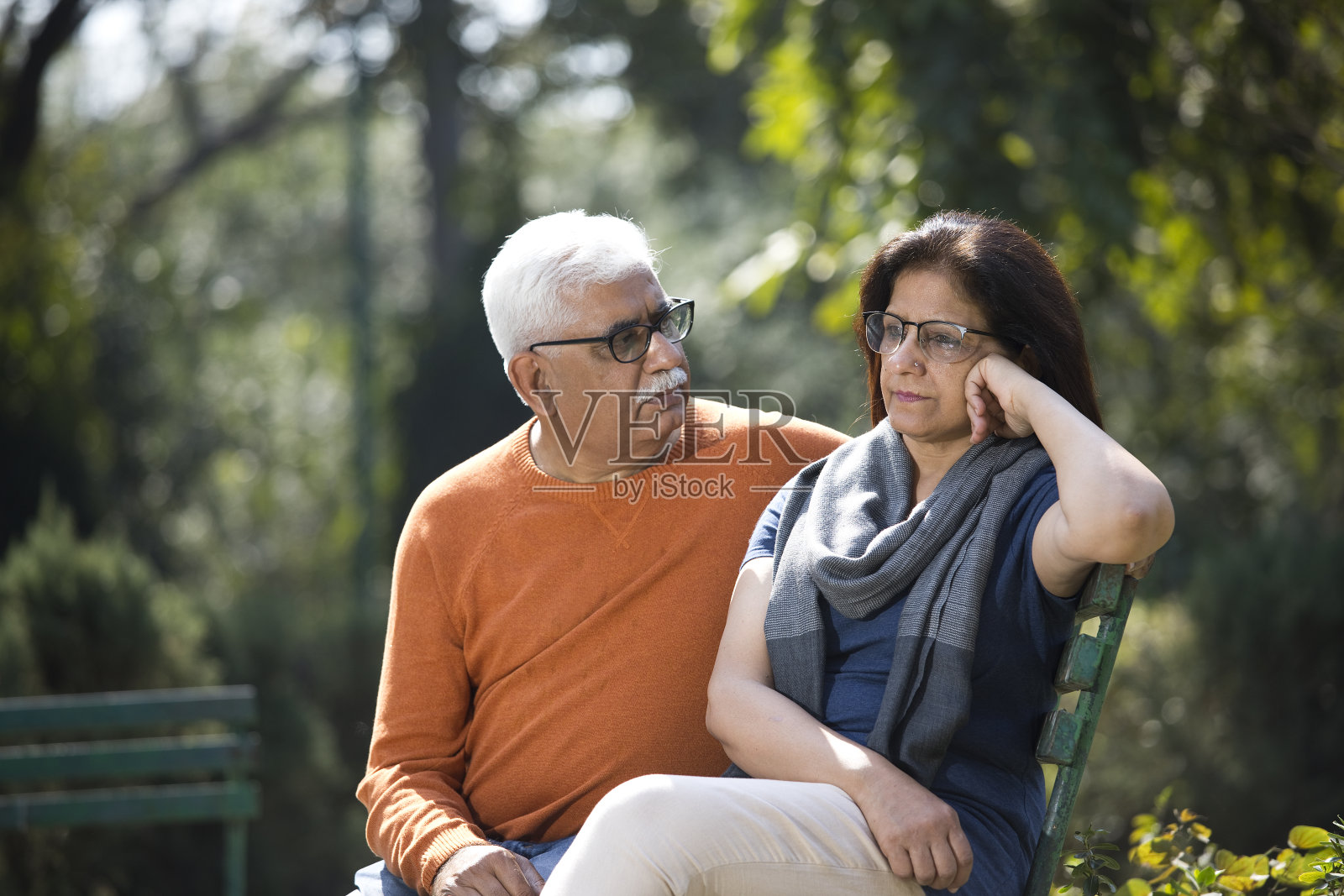 男人在公园安慰女人照片摄影图片