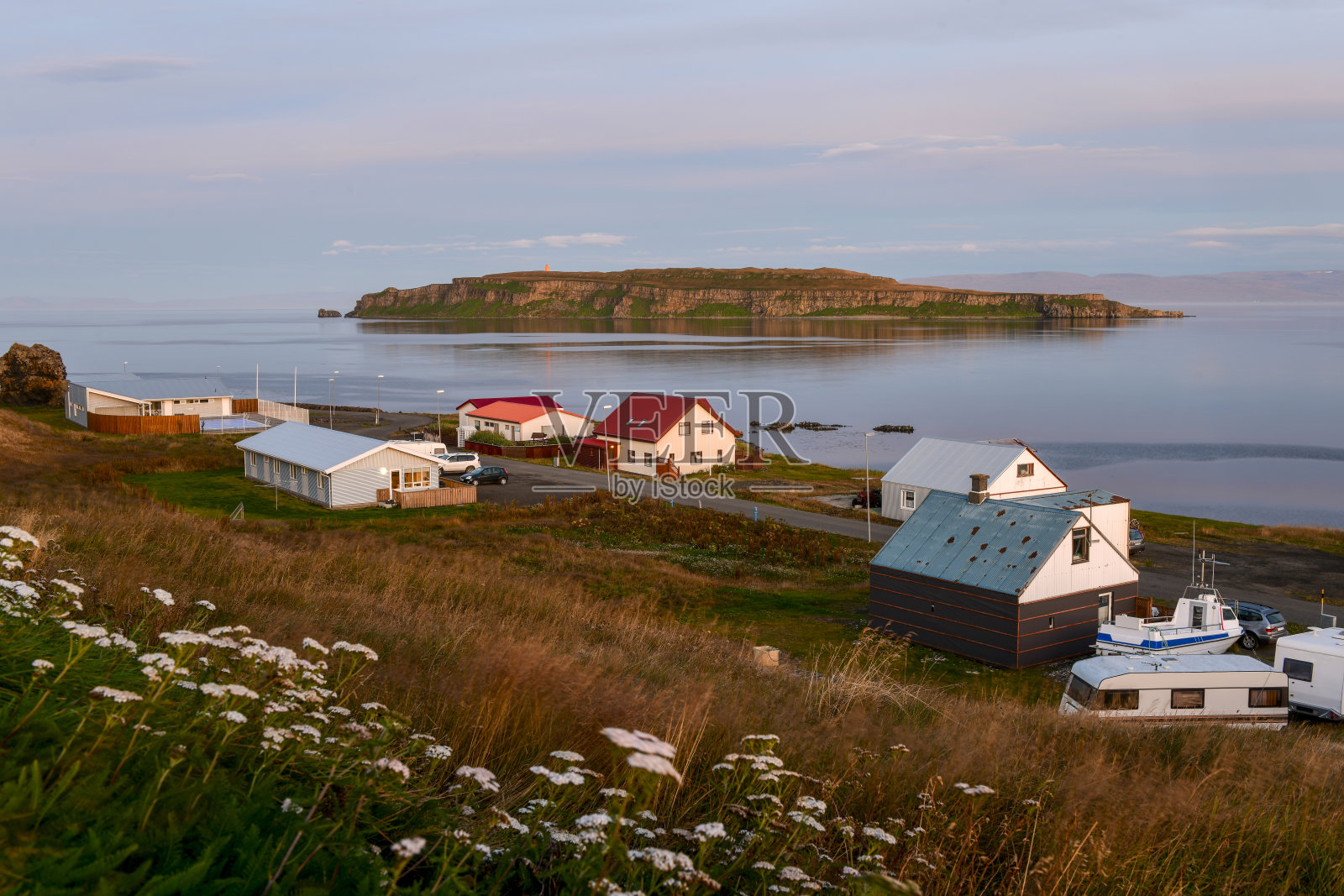 冰岛西北部峡湾,黄昏时分的Drangsnes小村庄照片摄影图片