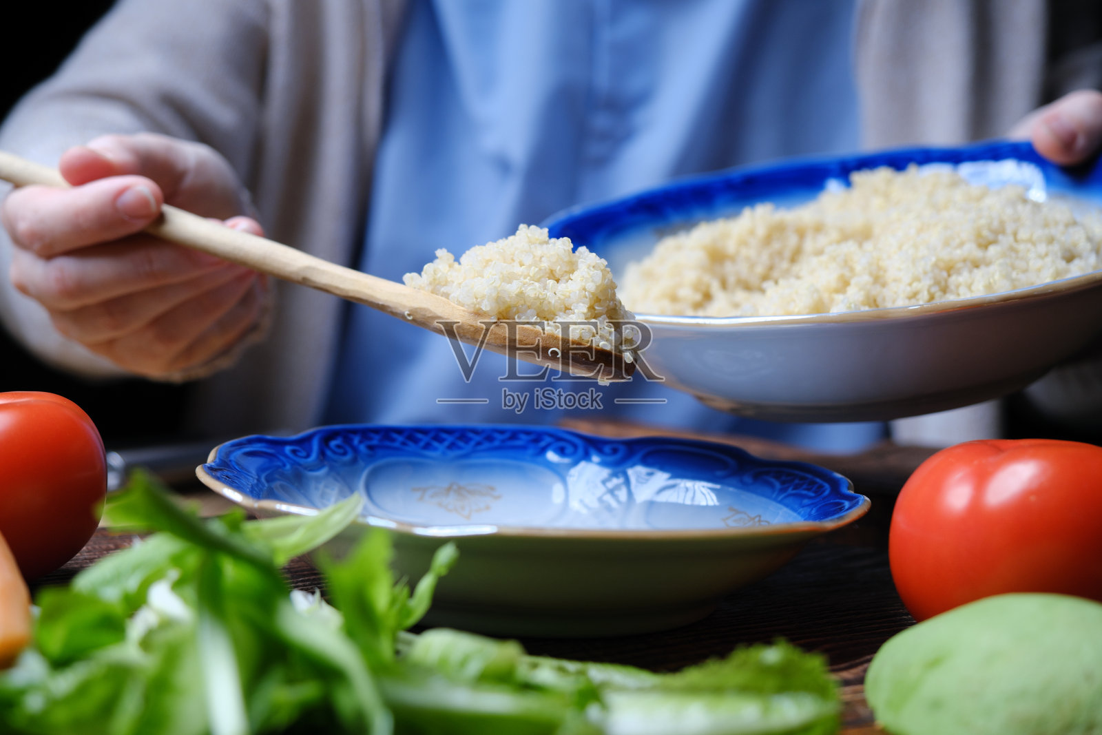 提供藜麦和蔬菜碗照片摄影图片