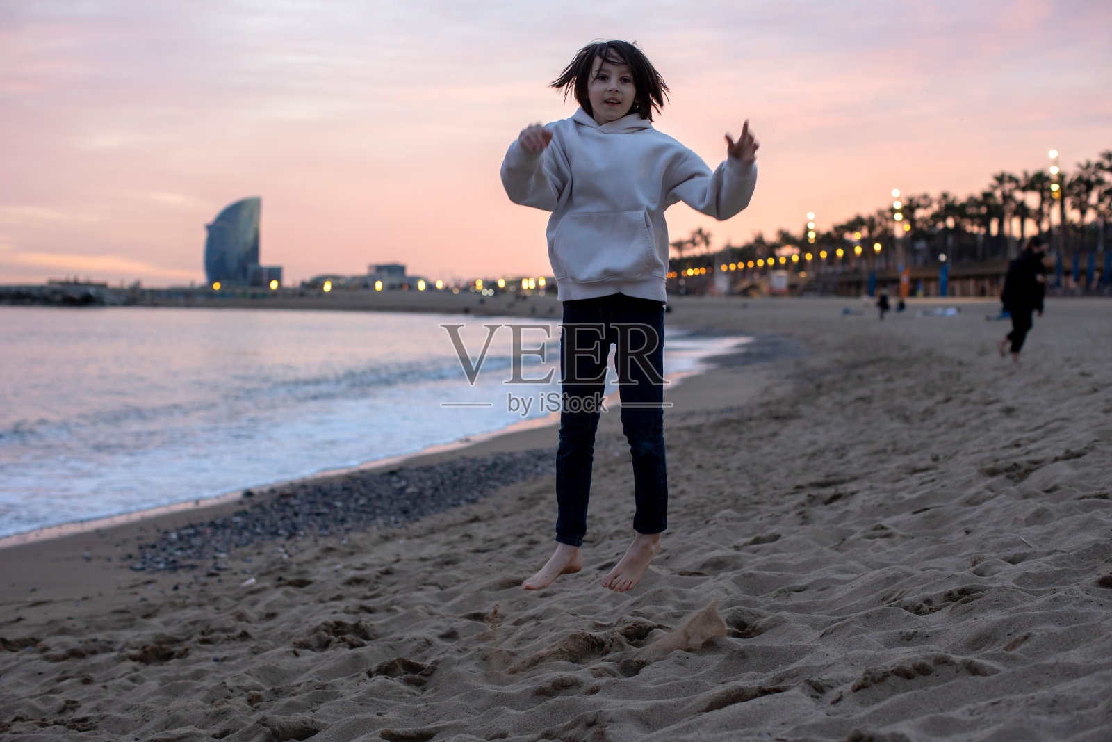 可爱的儿童游客,欣赏巴塞罗那的海滩城市,家庭旅游与孩子照片摄影图片