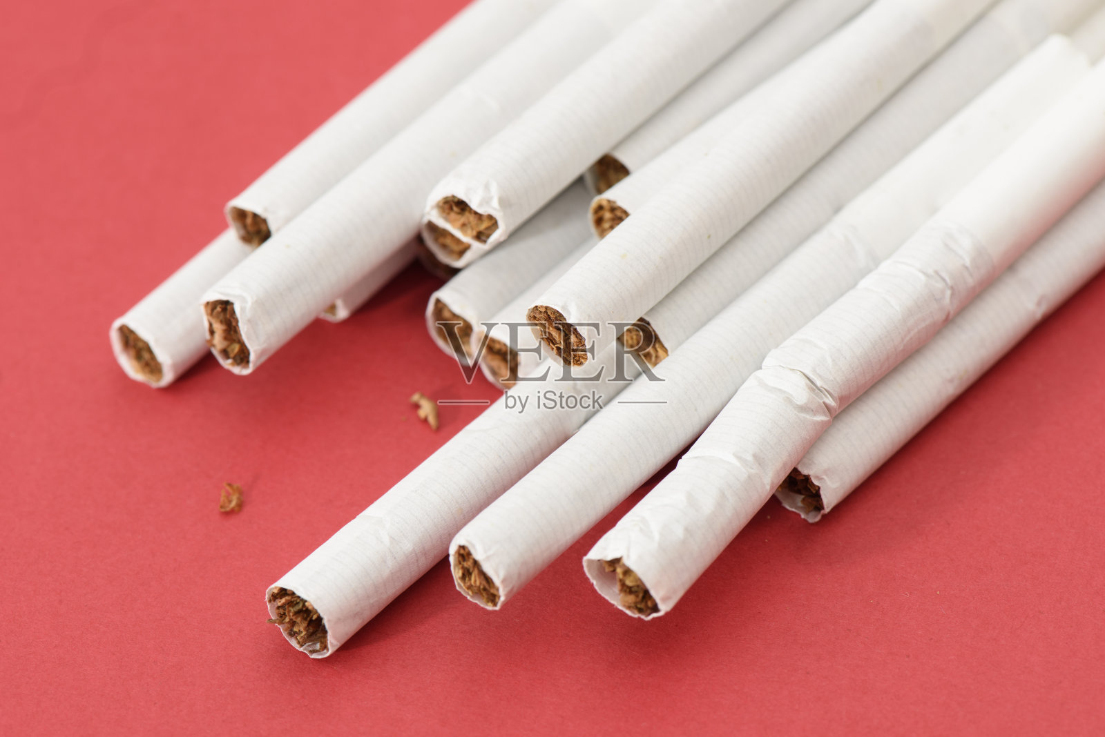 许多香烟堆在一起。照片摄影图片