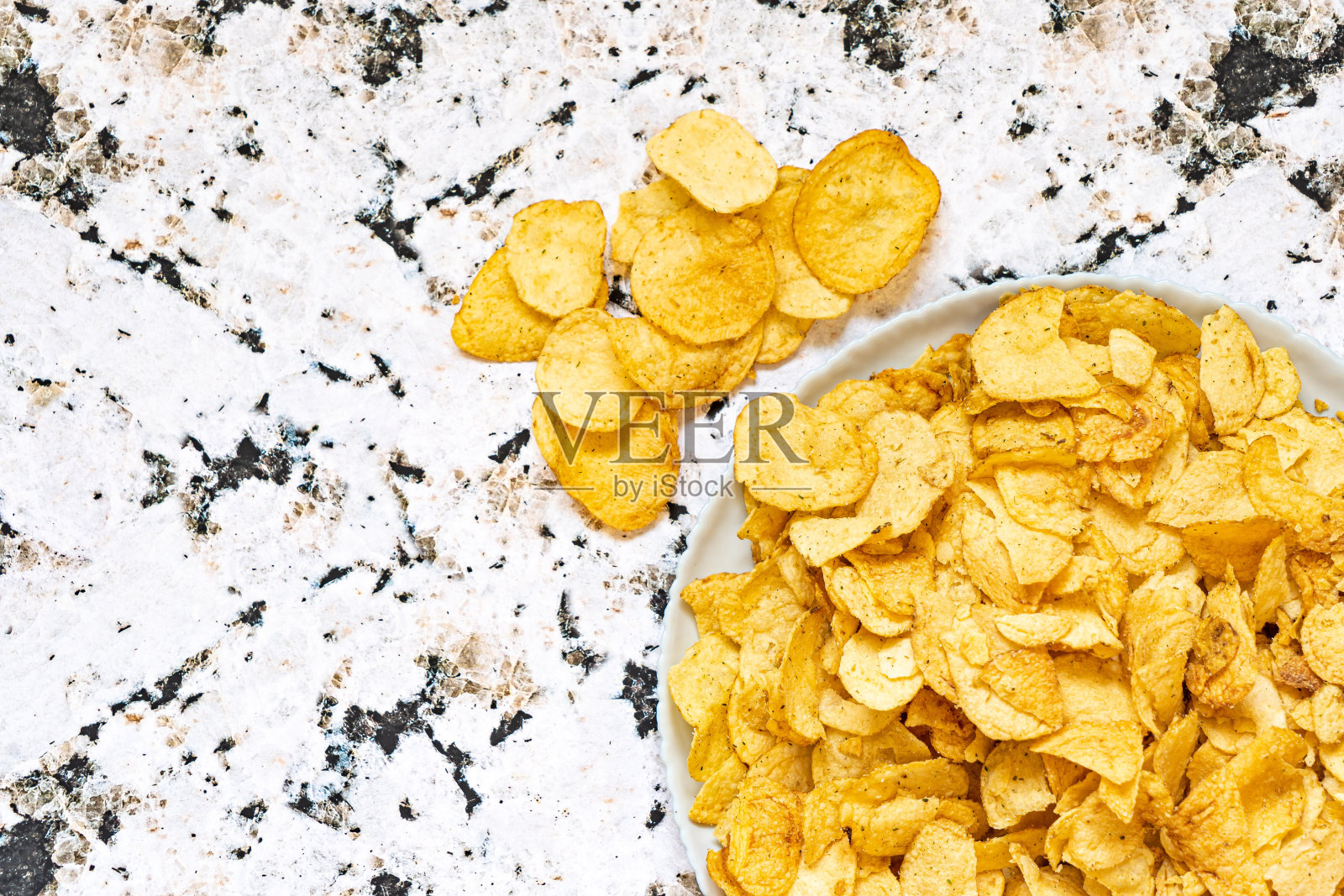 碗里的薯片,石头背景上的啤酒零食照片摄影图片