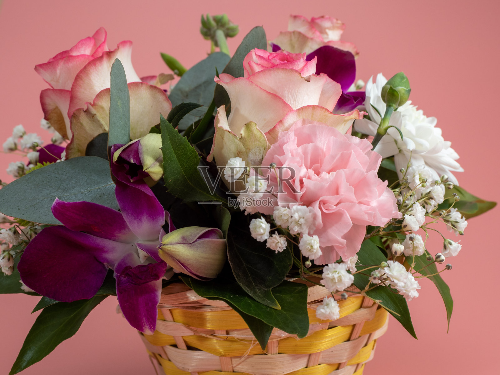 粉红色背景的花篮。美丽的花束照片摄影图片