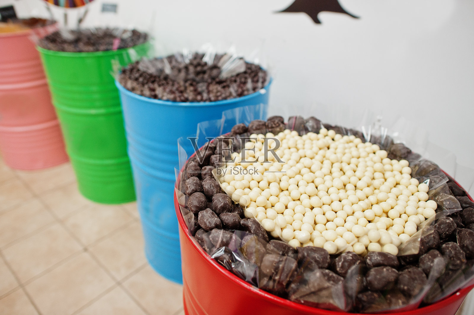 糖果店里装着糖果的桶。照片摄影图片