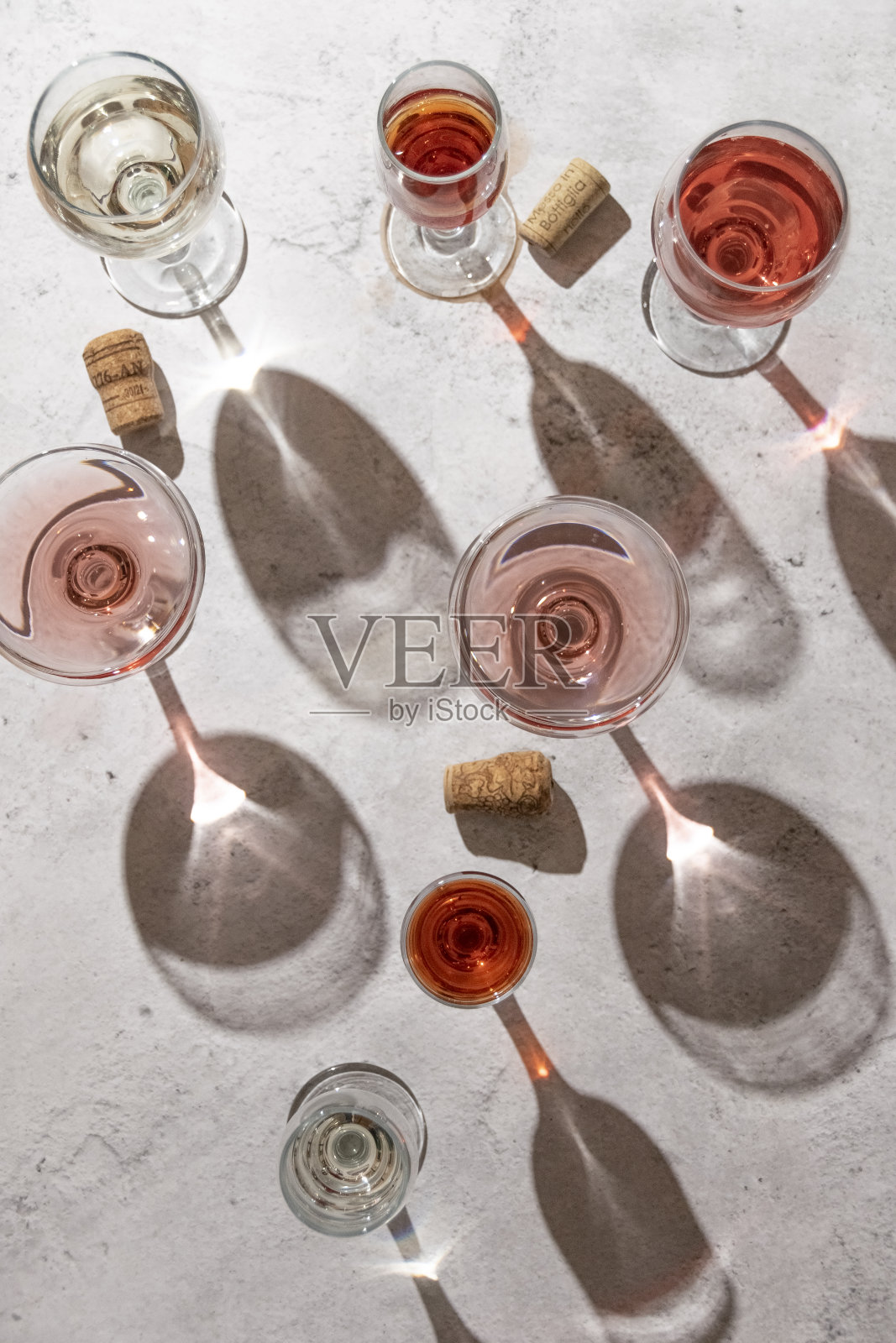 灰色背景上的酒杯。阳光直射,审美静物照片摄影图片