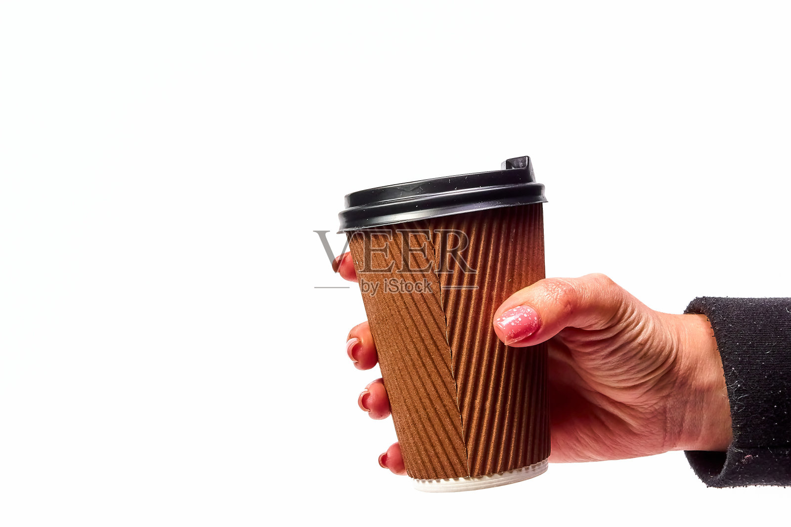 女孩拿着一个有盖子的纸杯,在白色的背景上放咖啡或茶照片摄影图片