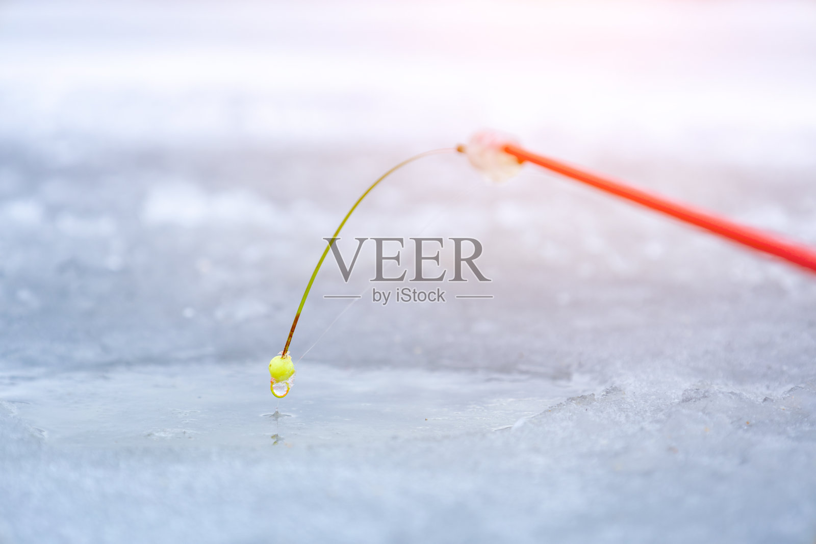 冬天冰上小钓竿,冬天钓鱼照片摄影图片