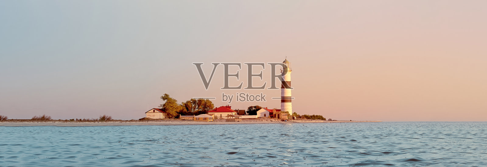 白色灰色的大灯塔。照片摄影图片