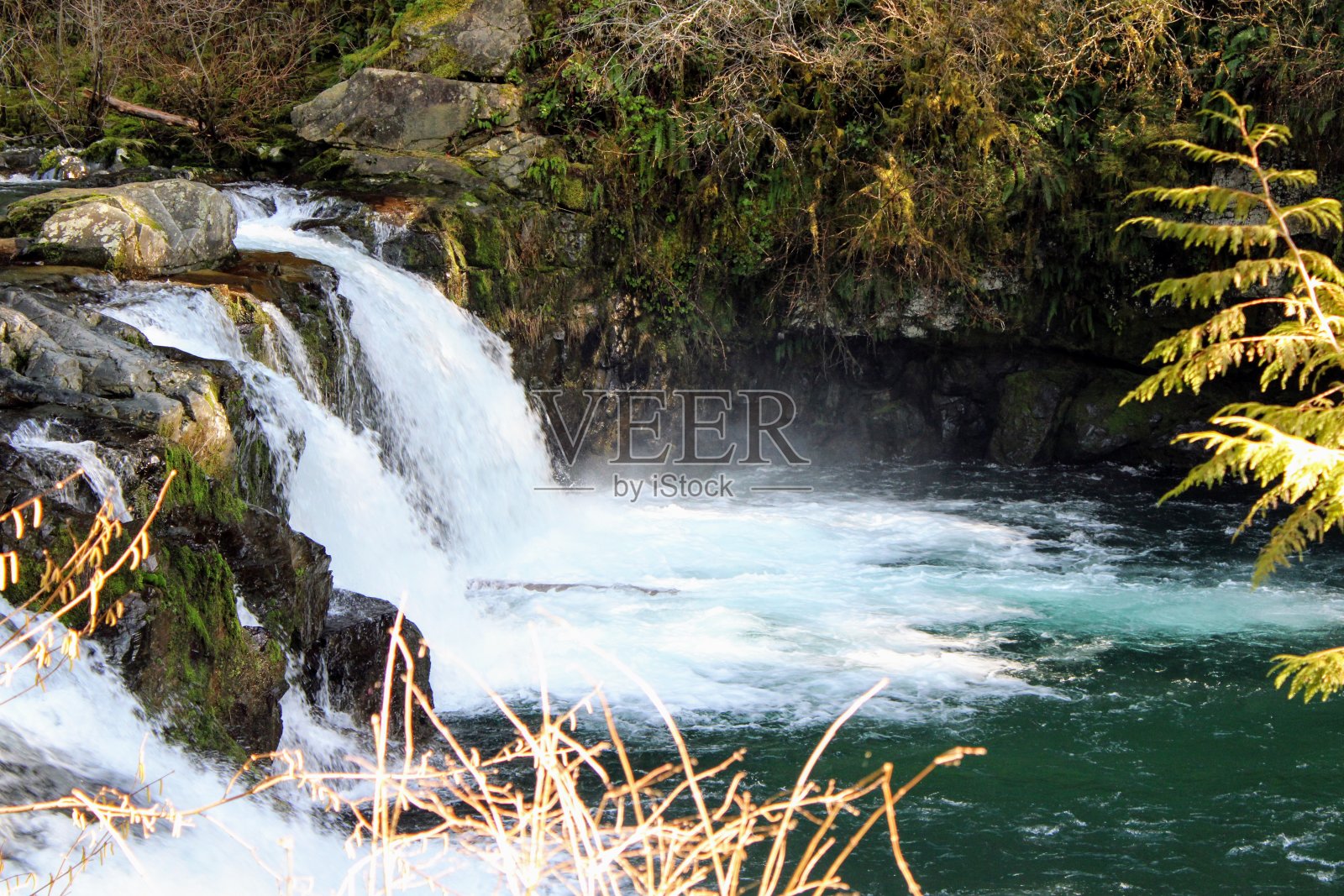 日落瀑布在刘易斯河照片摄影图片