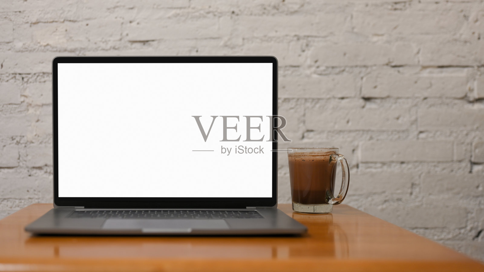 现代笔记本电脑笔记本电脑空白显示与咖啡杯照片摄影图片