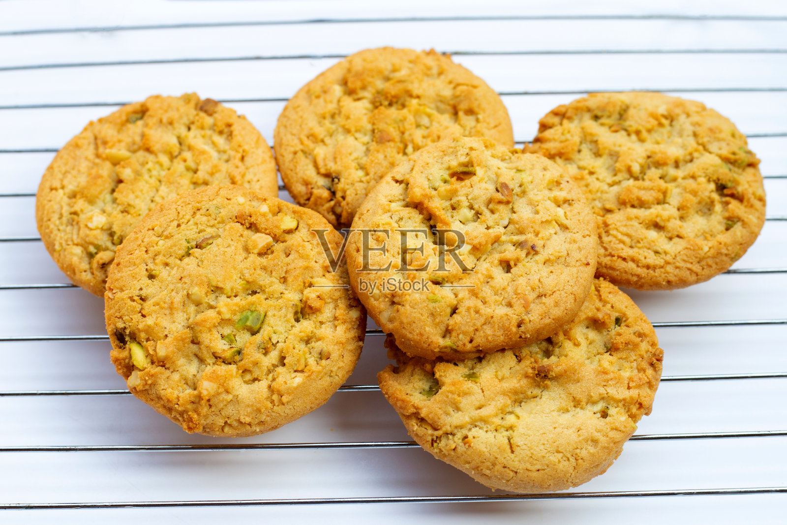 冷冻架上放开心果和杏仁饼干照片摄影图片