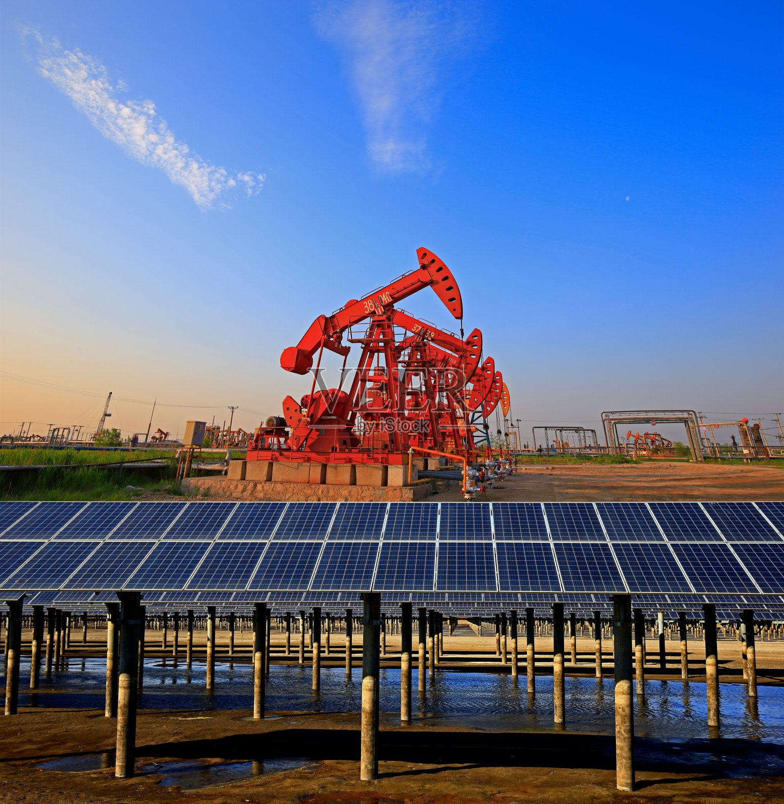 带太阳能电池板的油泵照片摄影图片