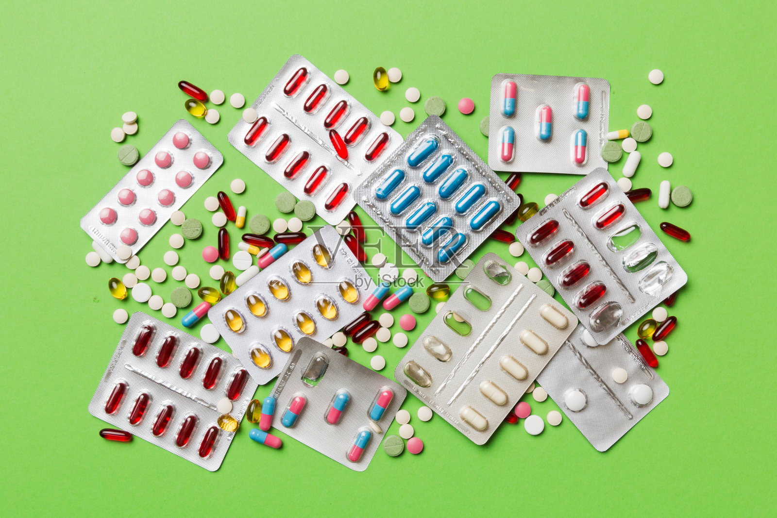 防护口罩或外科口罩,药片和表背景温度计。冠状病毒疾病。冠状病毒的概念。空间的文本照片摄影图片