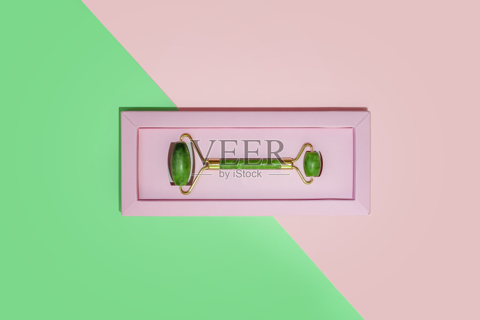 面部按摩玉滚轮在抽象纸的背景上照片摄影图片