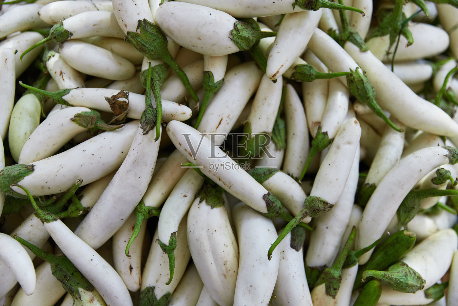 埃及市场柜台上的白色茄子。街市上的新鲜蔬菜照片摄影图片