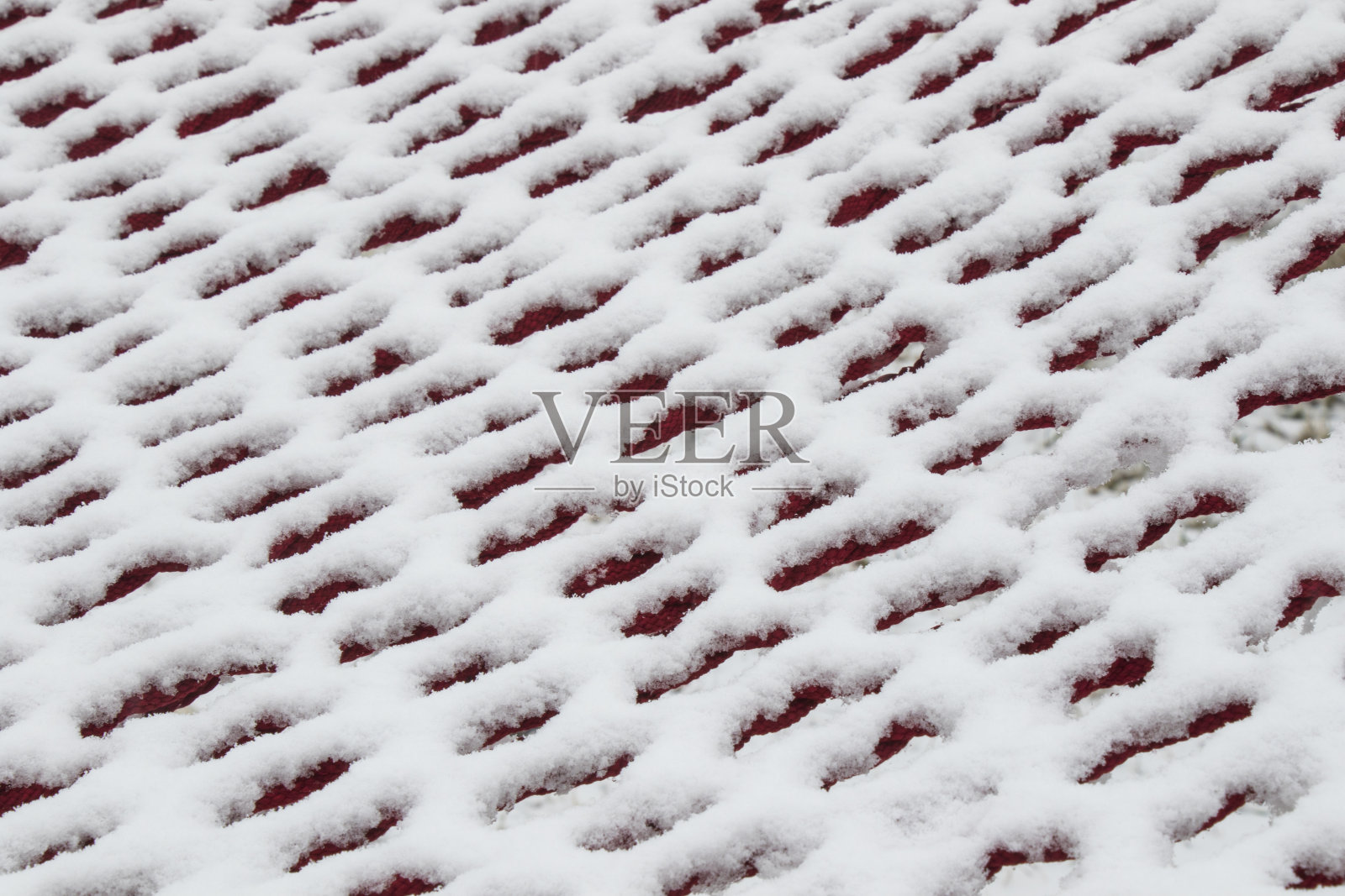 白色和红色的背景,雪在吊床上,雪的图案照片摄影图片