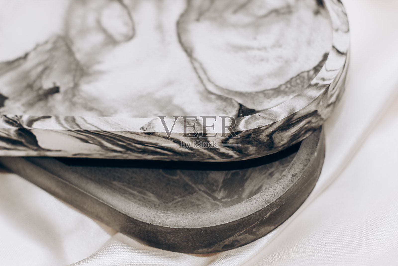 石膏大理石装饰站在背景的丝绸站照片摄影图片