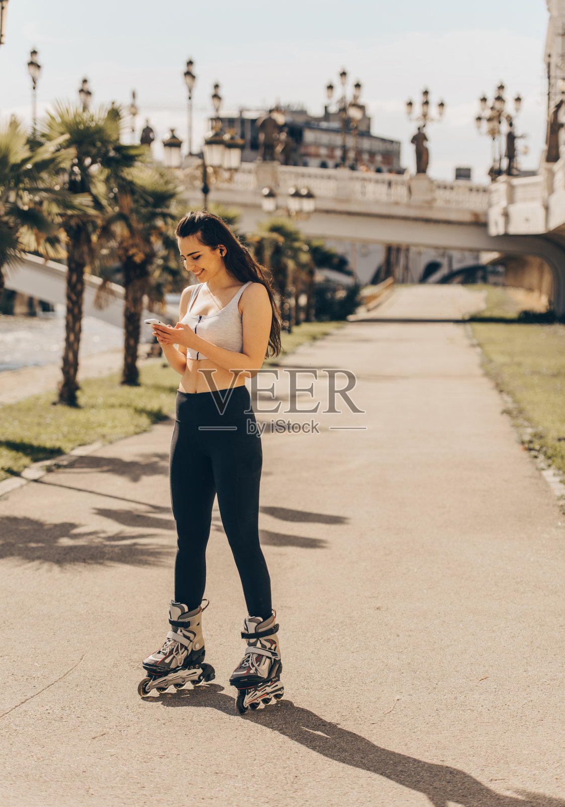 女孩在看她的手机照片摄影图片