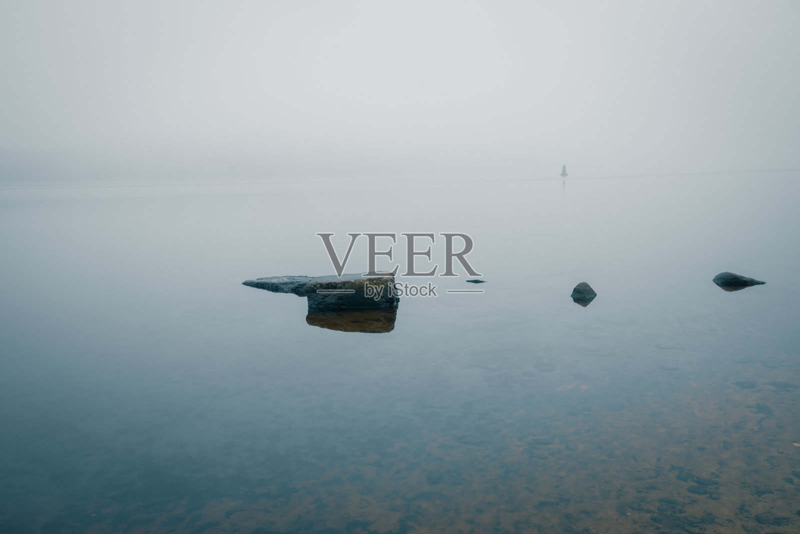 乌克兰基辅的第聂伯罗,梦幻般的雾河早晨的景象,平静的水中有石头。照片摄影图片