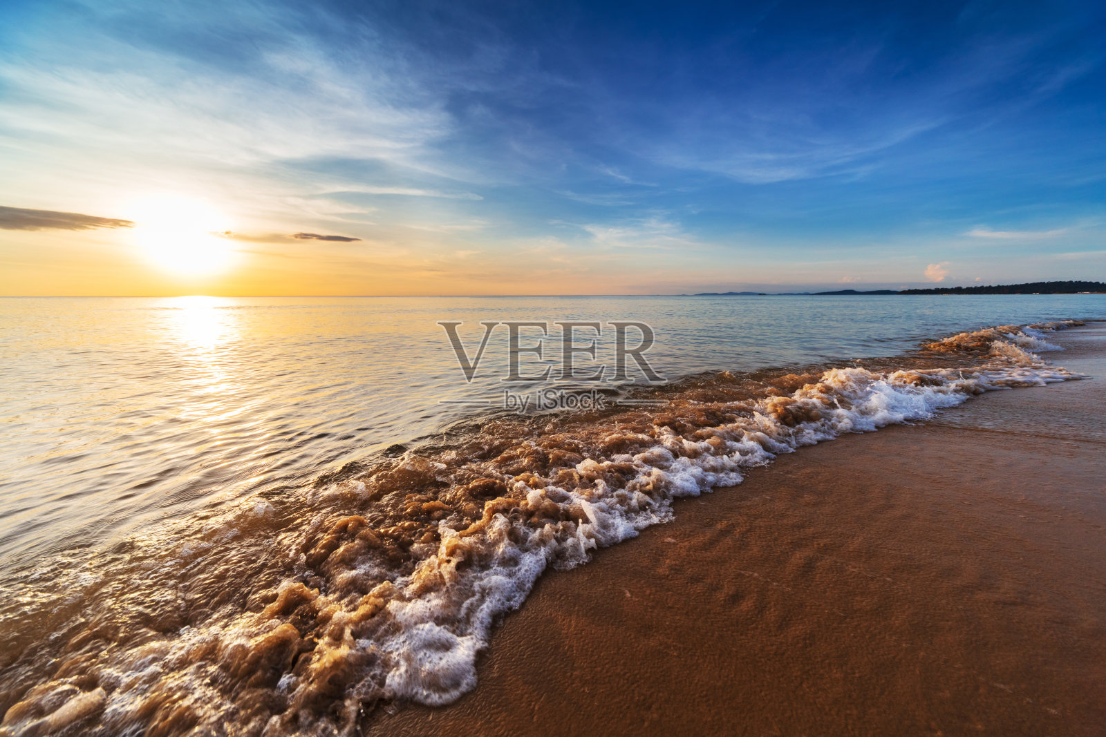 宁静的海洋上美丽的日落照片摄影图片