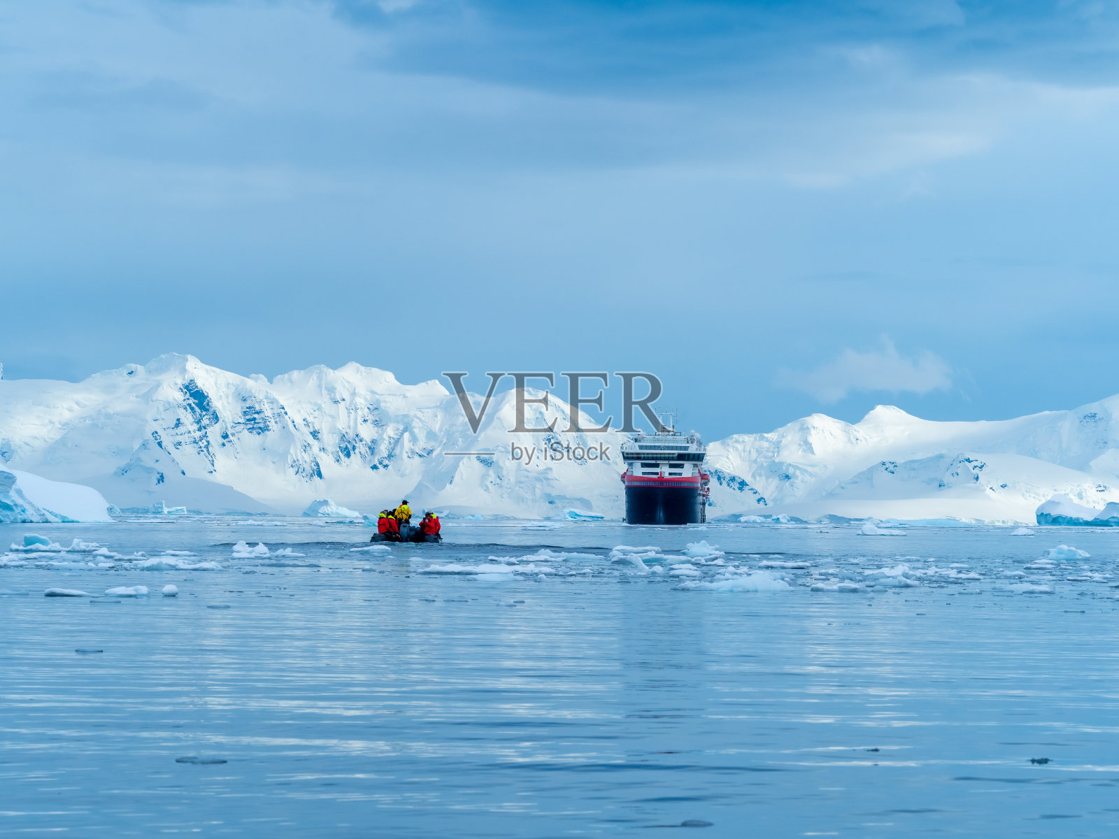南极洲半岛,威廉敏娜湾沿岸令人惊叹的冰雪景观照片摄影图片