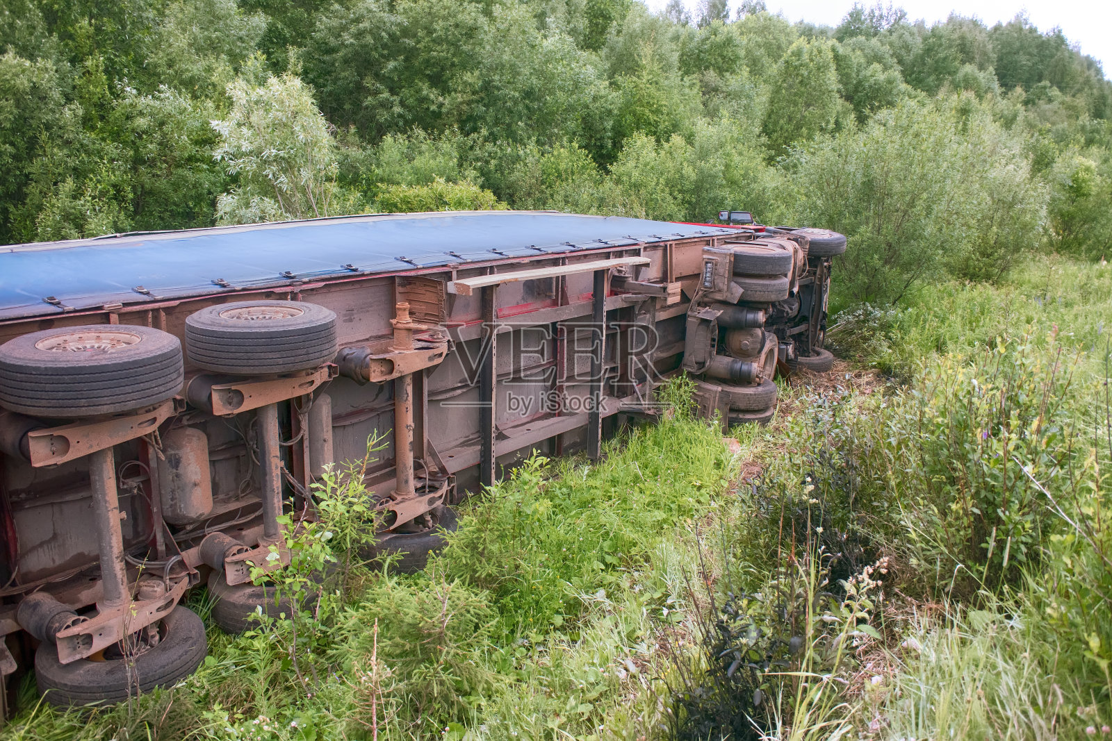 事故在高速公路上。卡车翻了照片摄影图片