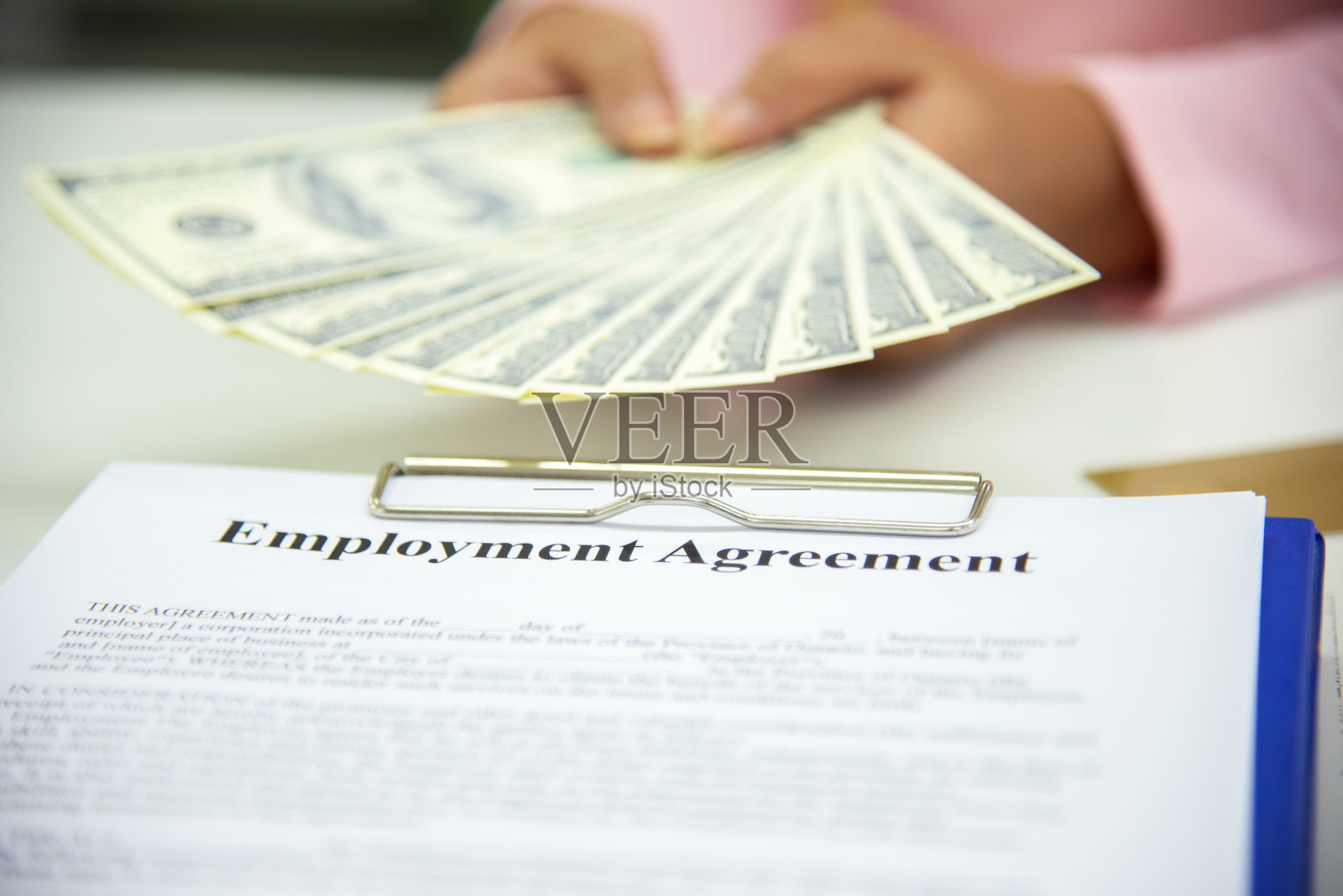 签订雇佣合同并预支现金照片摄影图片