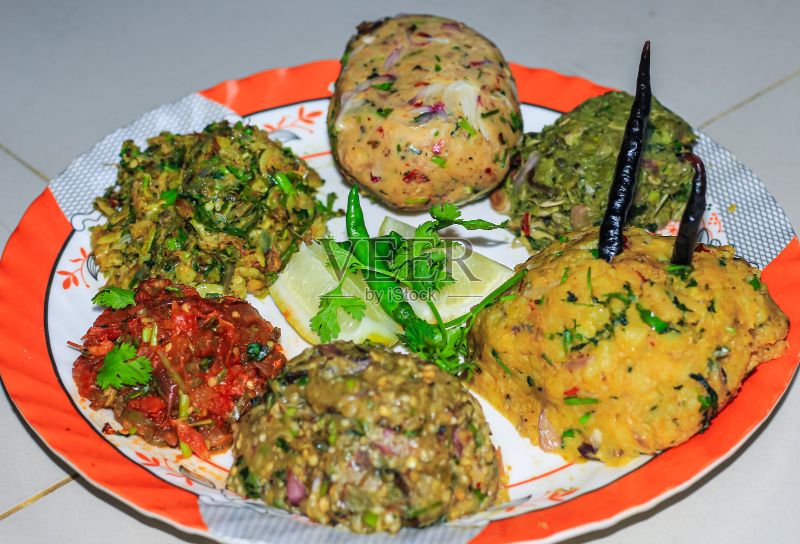 印度的街头食品。印度餐- Alo bharta, Shim;Baingan;番茄;香蕉巴,干鱼巴。印度婆罗多食谱用传统的方式装饰。照片摄影图片