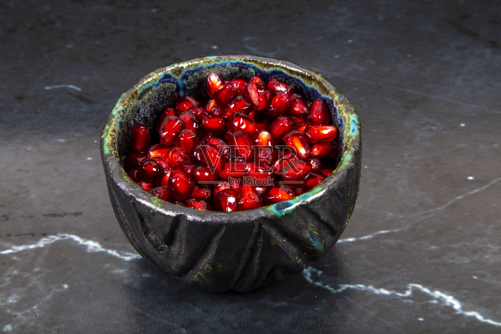 高角度的石榴碗在桌子上照片摄影图片