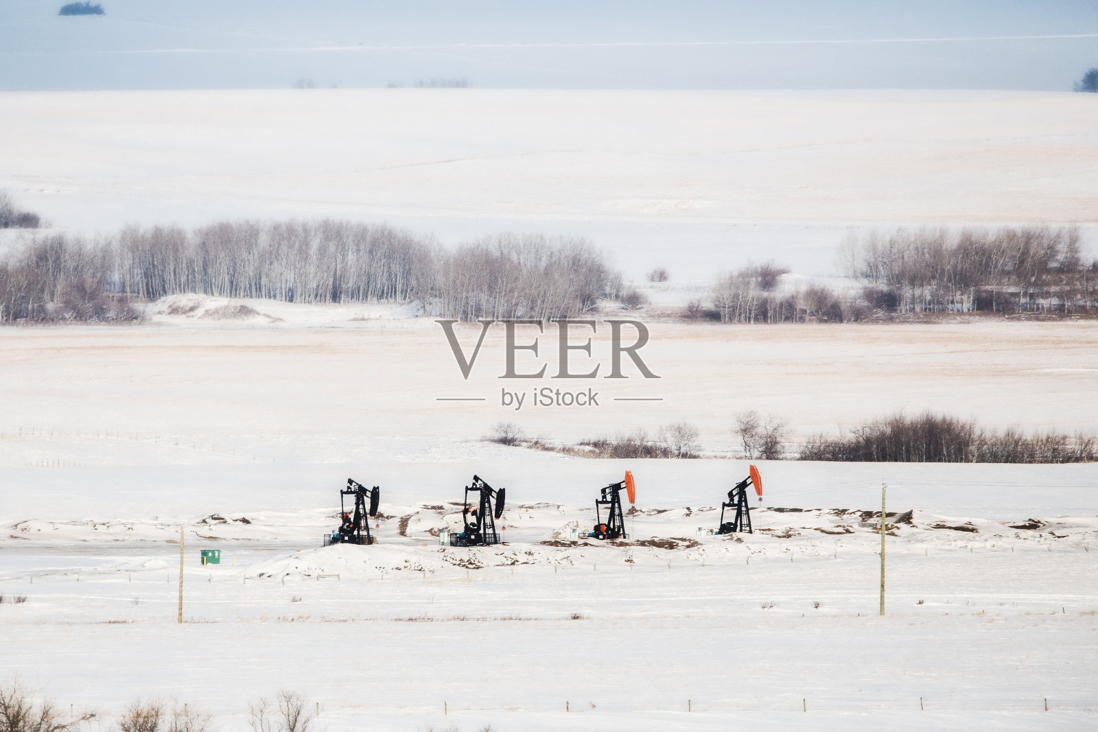 四个原油泵千斤顶照片摄影图片