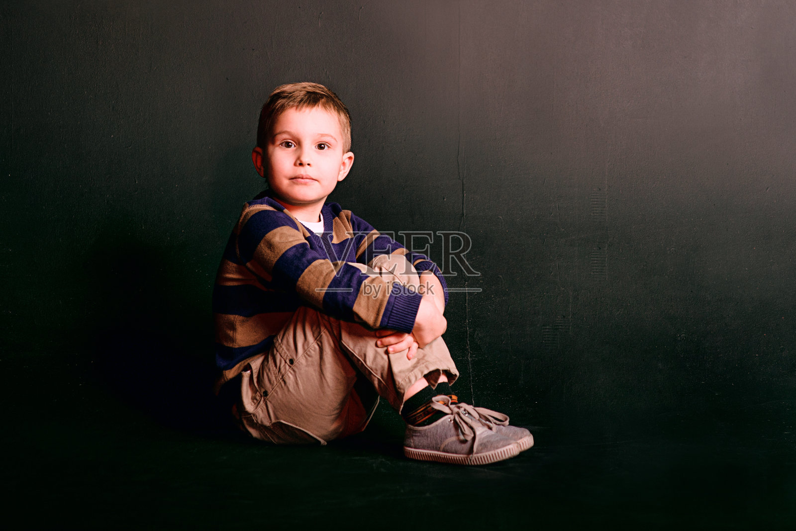 时尚可爱的小男孩在照相馆的肖像照片摄影图片