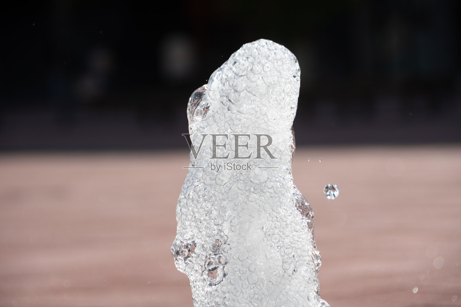 初夏大街上的小喷泉照片摄影图片