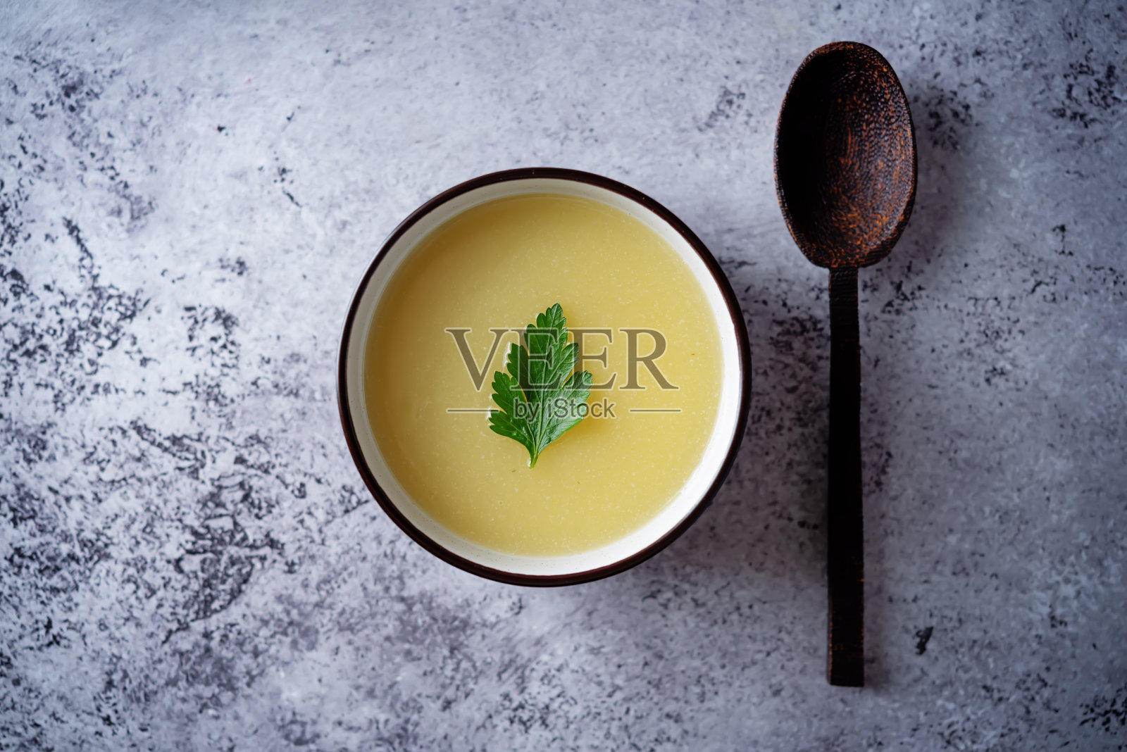 土豆花椰菜泥汤在碗里照片摄影图片