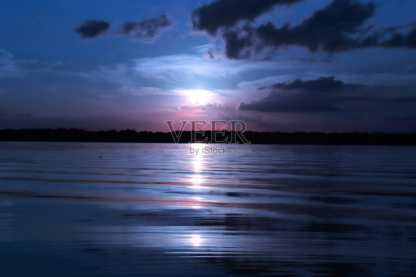 蓝色的月光照片摄影图片