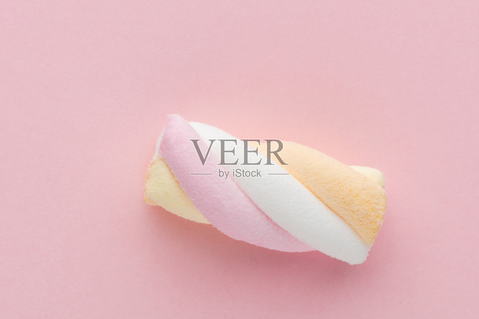 彩色棉花糖在柔和的背景。照片摄影图片