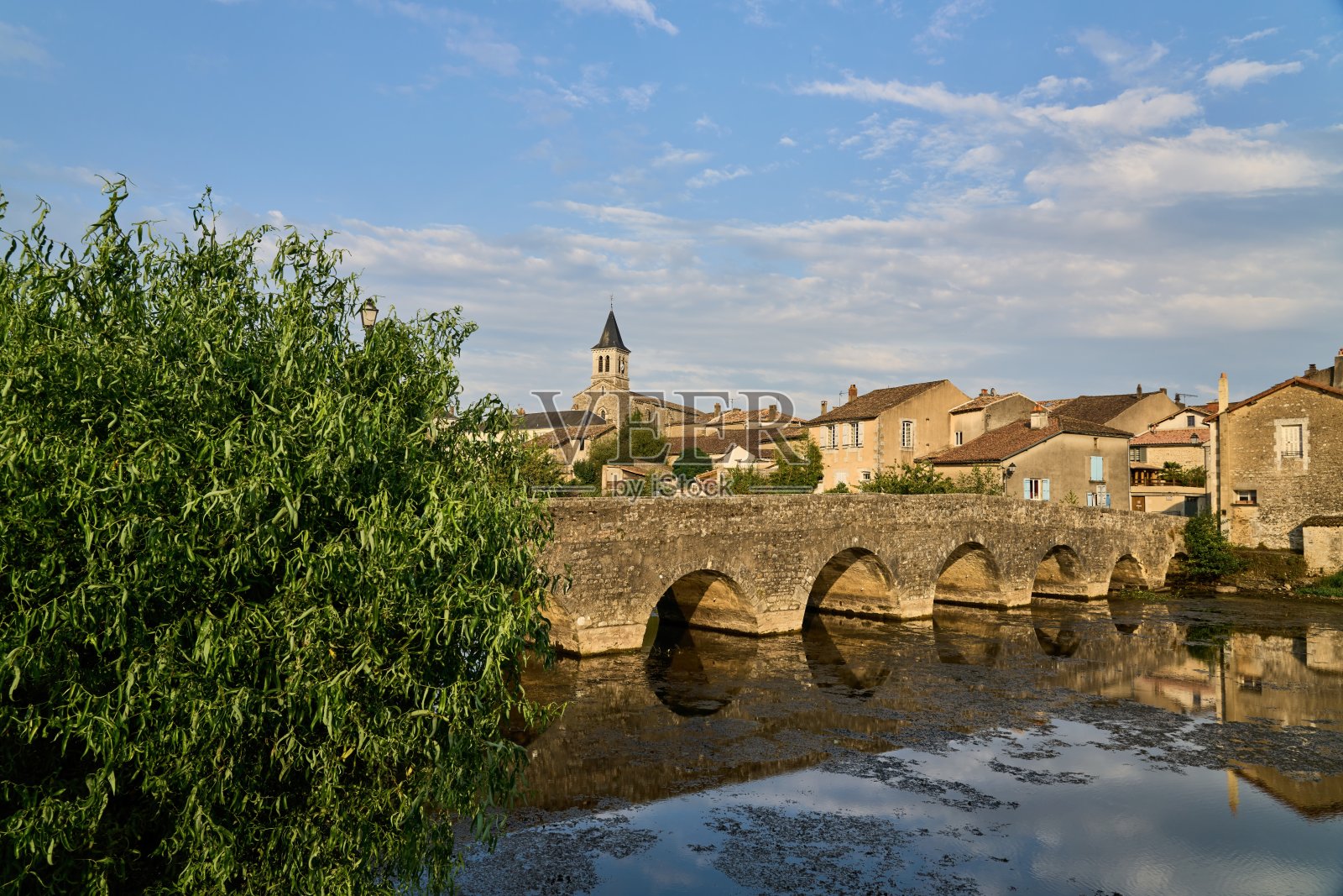 教堂和中世纪石桥的景观,有7个桑萨伊拱门,反映在Vonne的表面照片摄影图片