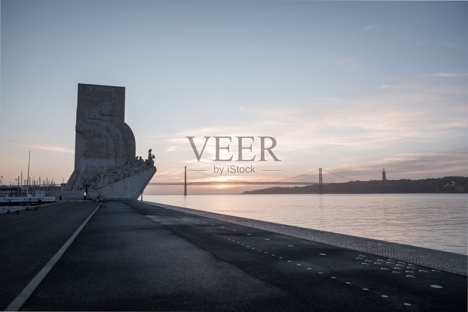 "Padrão dos descobrimentos"在里斯本和4月25日大桥后面的日出照片摄影图片