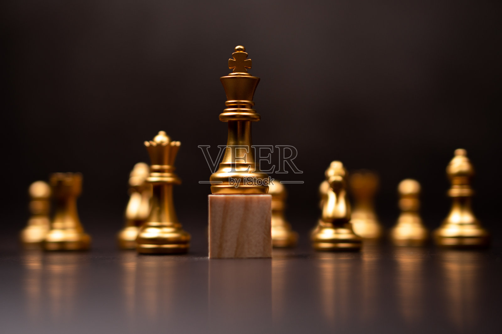 金王棋站在木架上。优秀组织的领导者必须有远见,能够预测业务趋势和评估竞争对手照片摄影图片